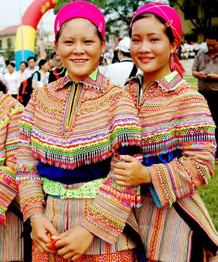 Trang phục nhóm Phụ nữ người Hmông Hoa - Bắc Hà